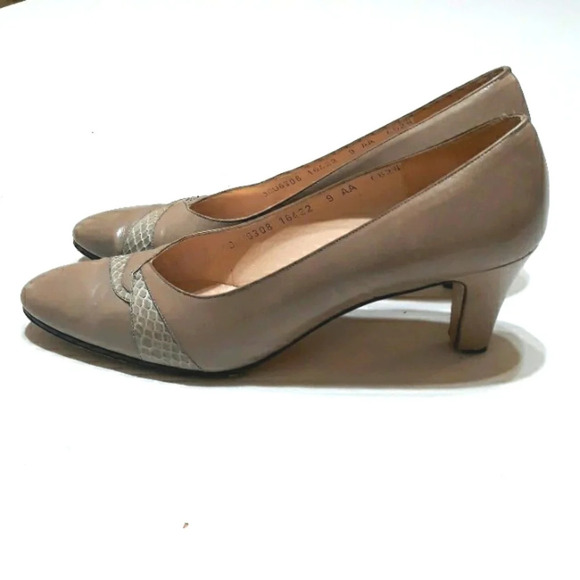 Vintage Ferragamo Pumps Patent Leather Heels - Picture 4 of 12